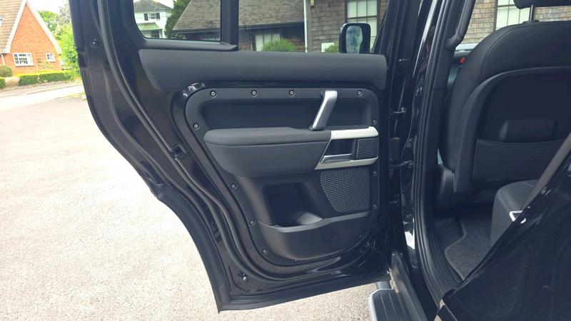 Land Rover Defender 110 Photo cohere-8ab6aa8f31c32c298367aae249d054ffa432f203.jpg