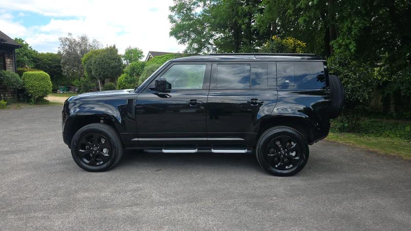 Land Rover Defender 110 Photo cohere-8b0096fa575425f9e8fb0fb671c7023bca1a08f0.jpg