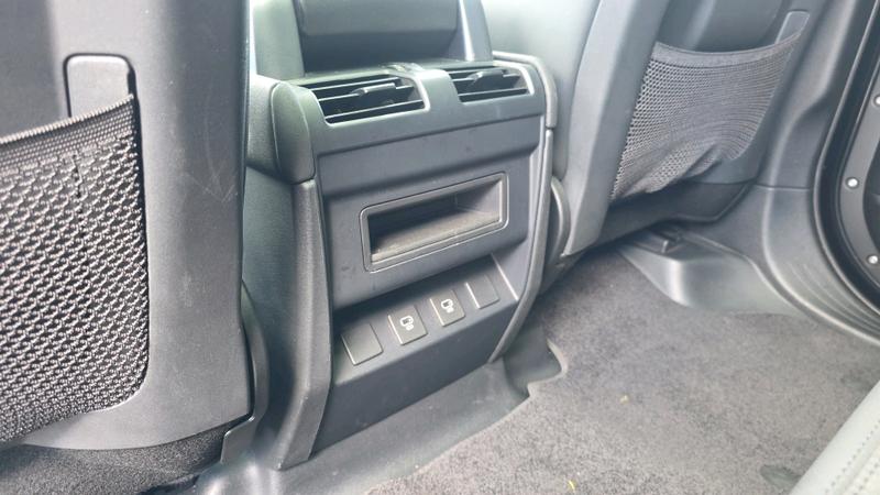 Land Rover Defender 110 Photo cohere-8b44ab9ecb4063e79c8c2e0910ae93b50c458620.jpg