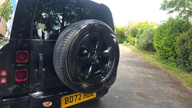 Land Rover Defender 110 Photo cohere-9345cd31af3dce8ef20f38fc17b9f0589b49a597.jpg