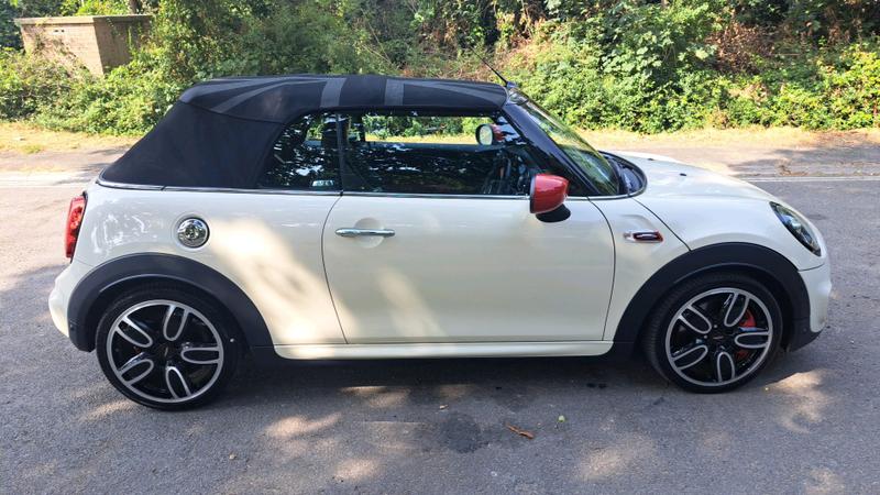 Mini Convertible Photo cohere-94064974fce6372c832b33033bd5150c6913e2eb.jpg