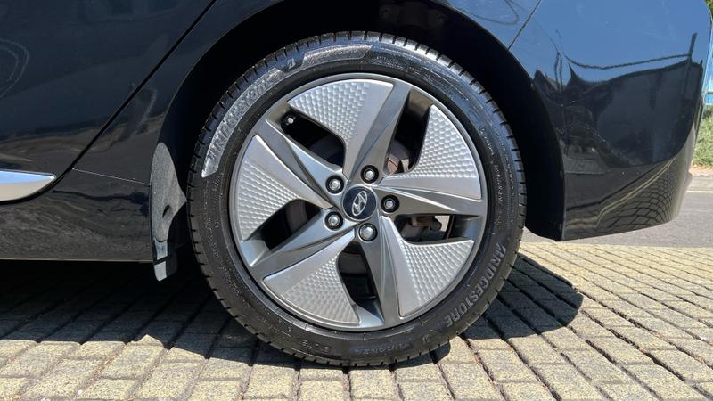 Hyundai IONIQ Photo cohere-9a758c47bd629b7fea3b3d981ae25235fc972a82.jpg