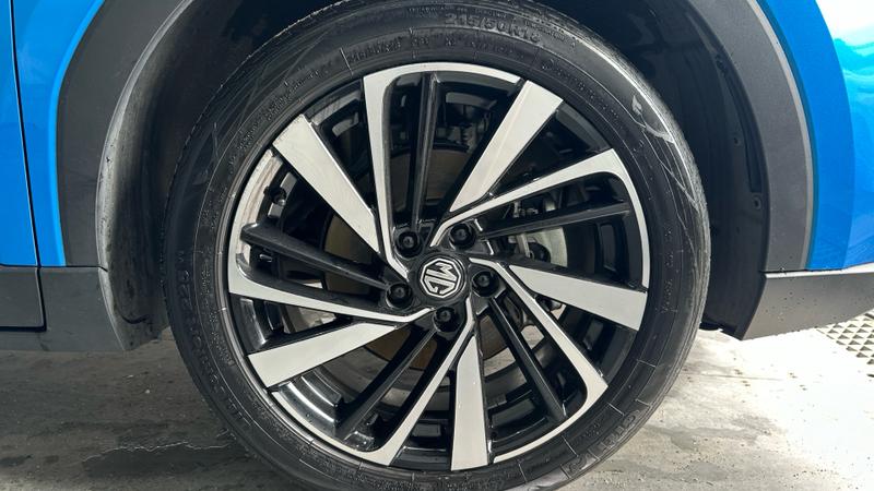 MG MG ZS Photo cohere-9ba4ad25c8b06f15d6a2b25c1f31cbe9a34d9e07.jpg