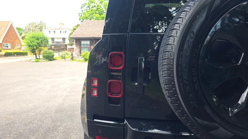 Land Rover Defender 110 Photo cohere-9c2cd5a46781999eb0217157fbfaf636dce41b57.jpg