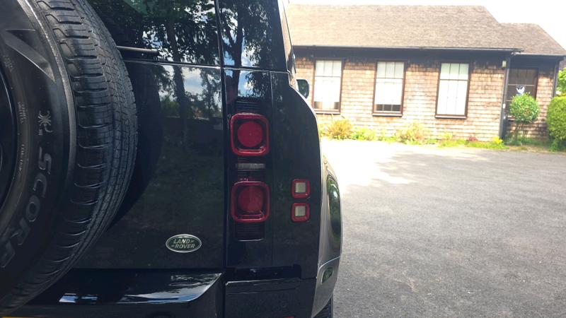 Land Rover Defender 110 Photo cohere-9c69d255f671a4c5252ea5584ac30f5fa50dca9e.jpg