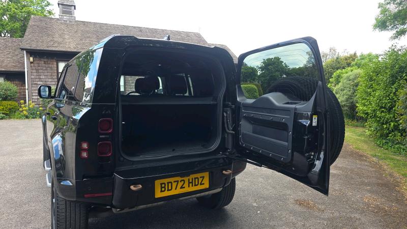 Land Rover Defender 110 Photo cohere-bab39068bd0015056ff1b41197467969cd3a47e1.jpg