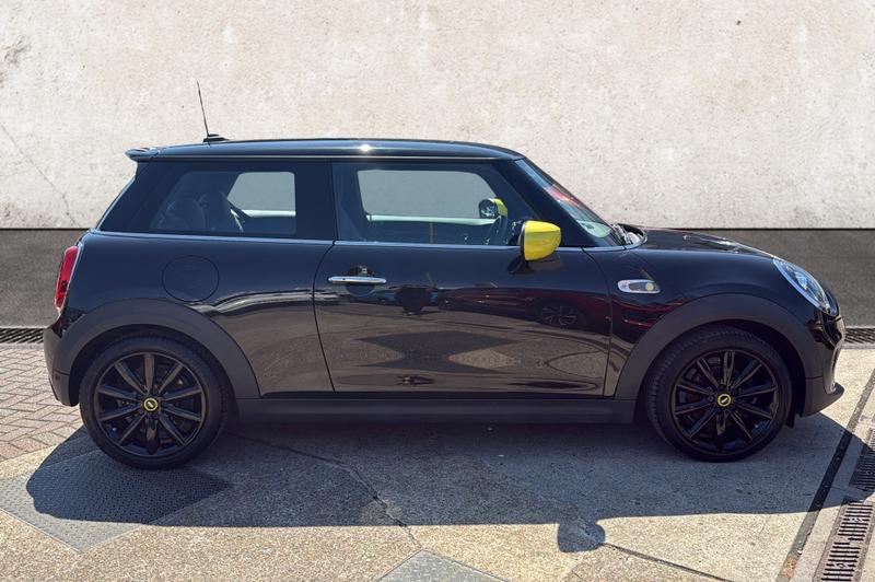 MINI Electric Hatch Photo cohere-c0525e09afb48f4236800730e85ea3fce061257e.jpg