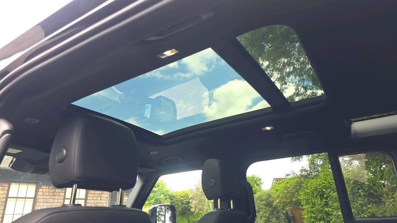 Land Rover Defender 110 Photo cohere-c16368d80ac98979364168fa64e4ac3f761820d9.jpg