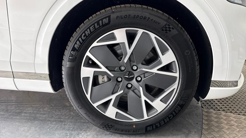 Genesis GV70 Photo cohere-c259f6cb31173915379fa4d7e2993d6bb176a9e8.jpg
