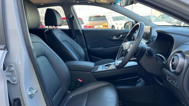 Hyundai KONA Photo cohere-cca933c07c8b7a69d97ed4399486ac51baab41e4.jpg