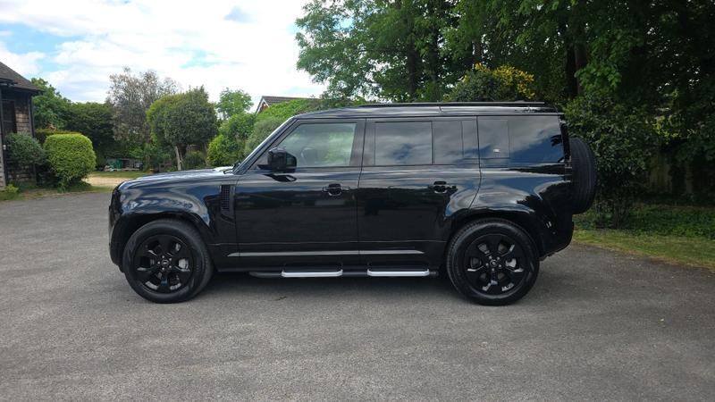 Land Rover Defender 110 Photo cohere-d1b13626b08b82e3d6025b8efd34e7671a36ac66.jpg