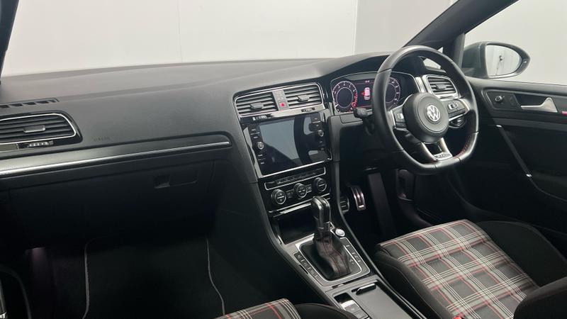 Volkswagen GOLF Photo cohere-d8613fa811c37e4a30ab06789c56438c4fd30704.jpg