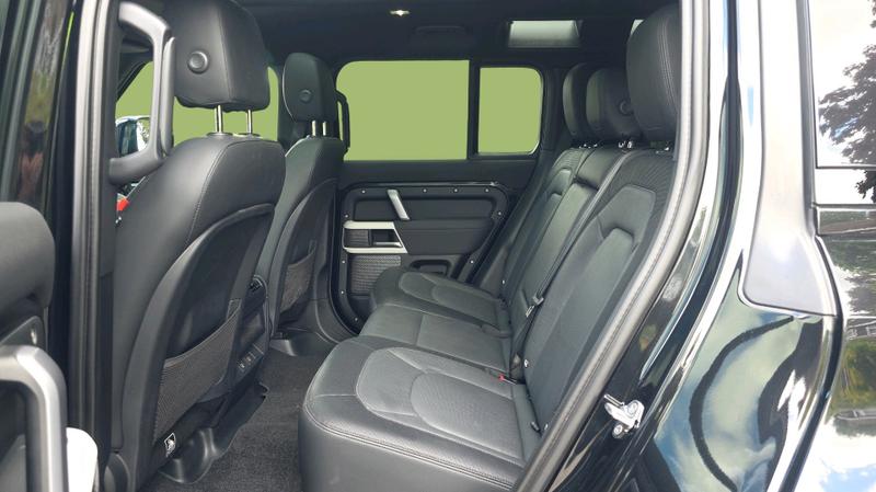 Land Rover Defender 110 Photo cohere-e5488f1c9683f6c7d0f61600b1730f3b7eece10e.jpg