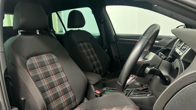 Volkswagen GOLF Photo cohere-e835ba67fe6dc757d0366e38ce7738d84a5b919a.jpg