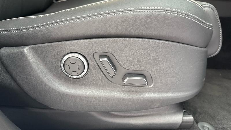 Genesis GV70 Photo cohere-f23fb9fc0b78f1d6c9d249d11c73a59b27379131.jpg