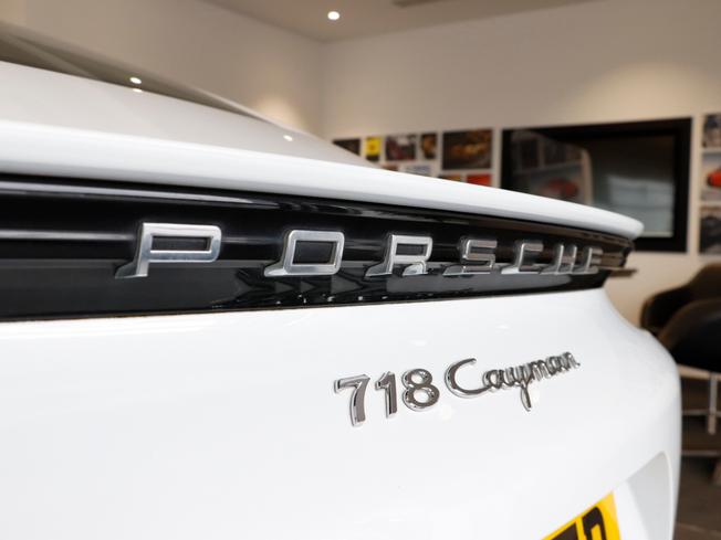 PORSCHE 718 Cayman Photo 10