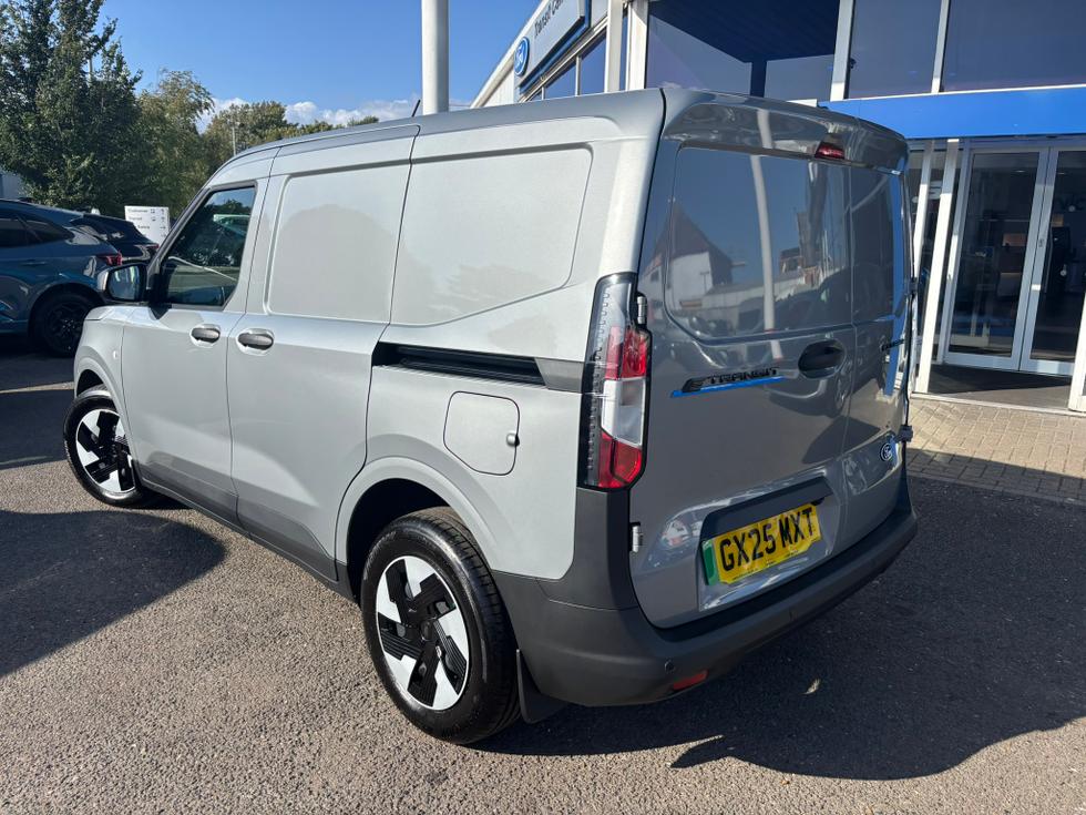 Ford E-Transit Courier Photo d0a76ab1-820c-4805-aabf-d7f40d9e891b.JPEG