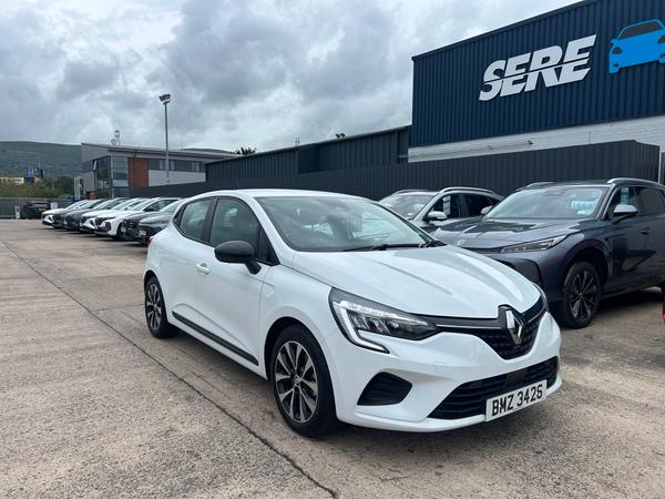 Used 2023 Renault CLIO 1.6 E-TECH full hybrid 145 Evolution 5dr Auto White at SERE Motors