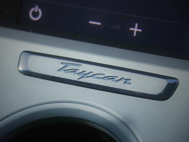 PORSCHE Taycan Photo 33