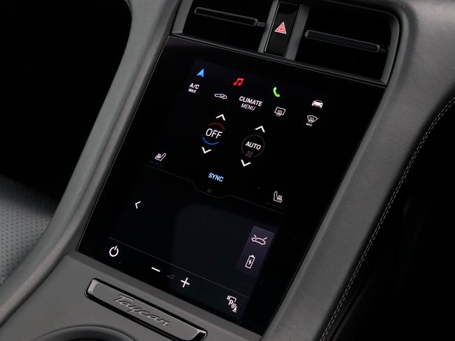 PORSCHE Taycan Photo 24
