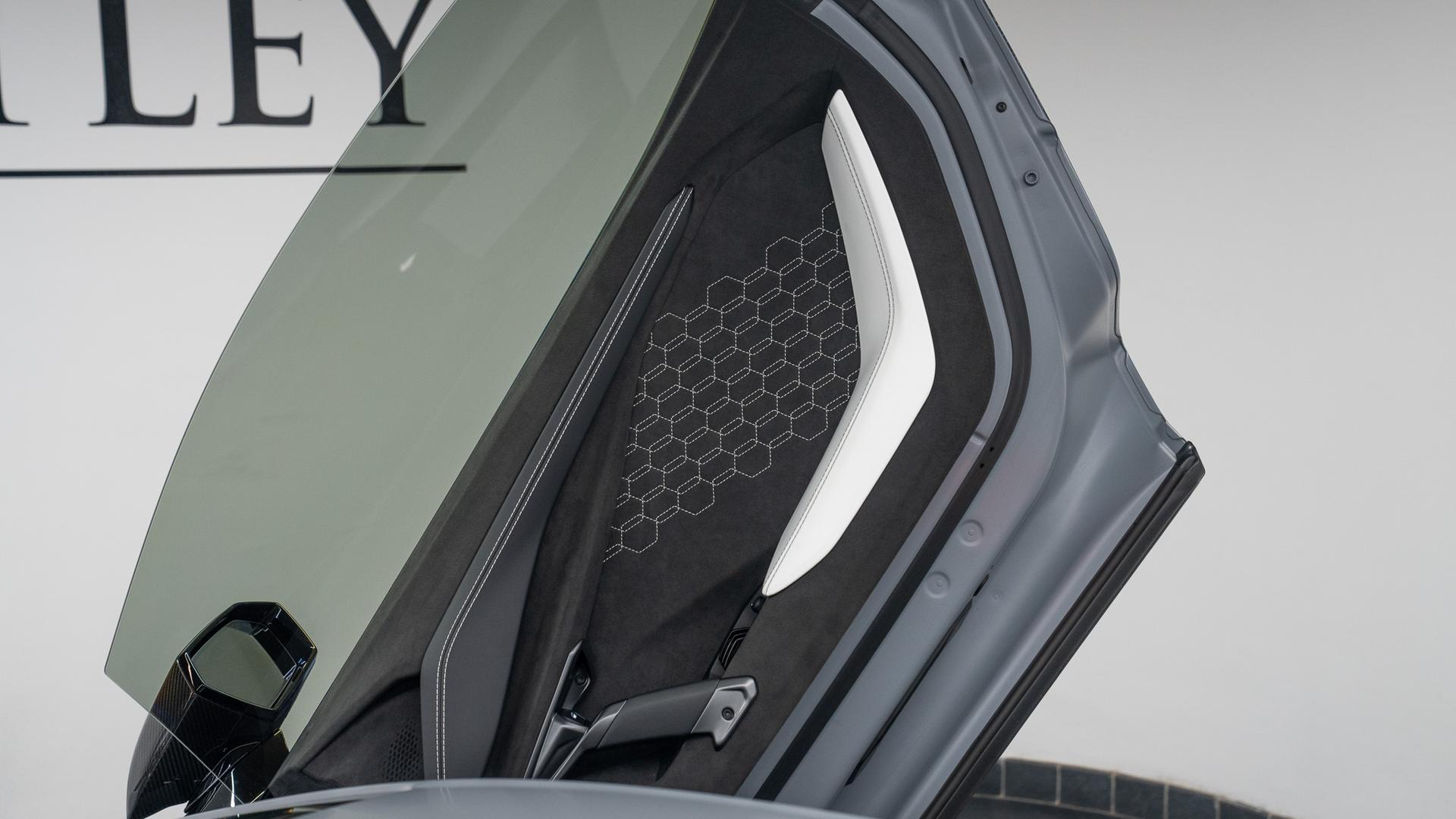 LAMBORGHINI Revuelto Photo d1c5aa0d-b439-4234-b37d-bce9a7d1e98d.jpg
