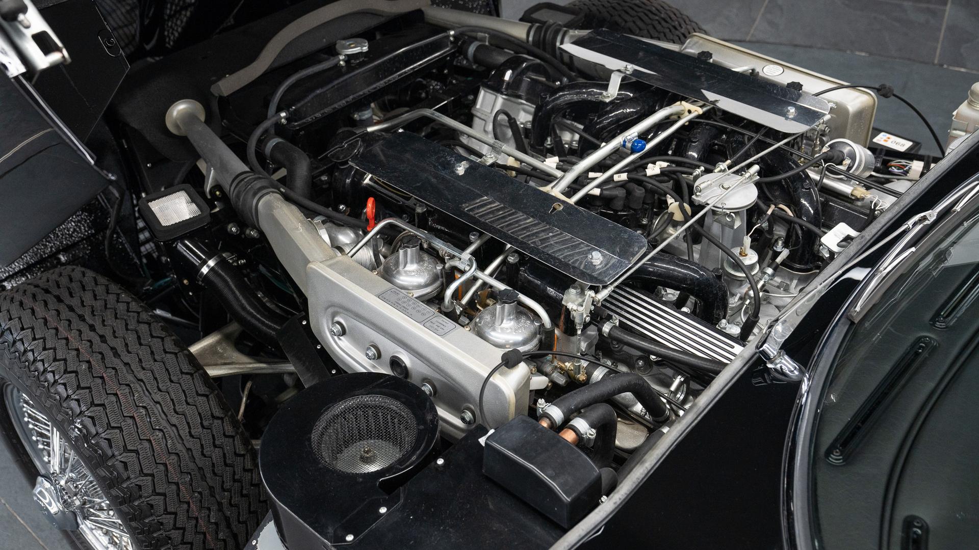 Jaguar E-Type Series III V12 Photo d1d07ee7-55b8-4292-95bc-ec62d2e15554.jpg