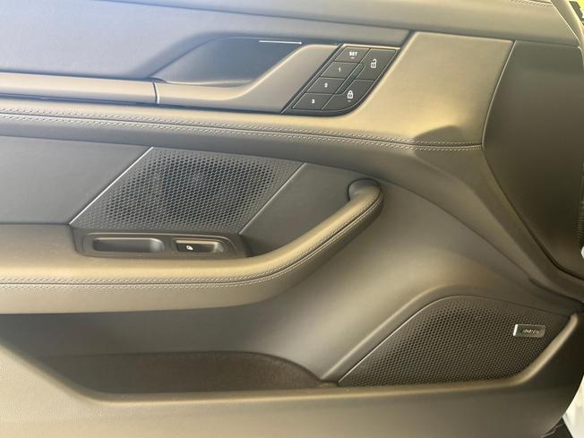 PORSCHE Taycan Photo 20