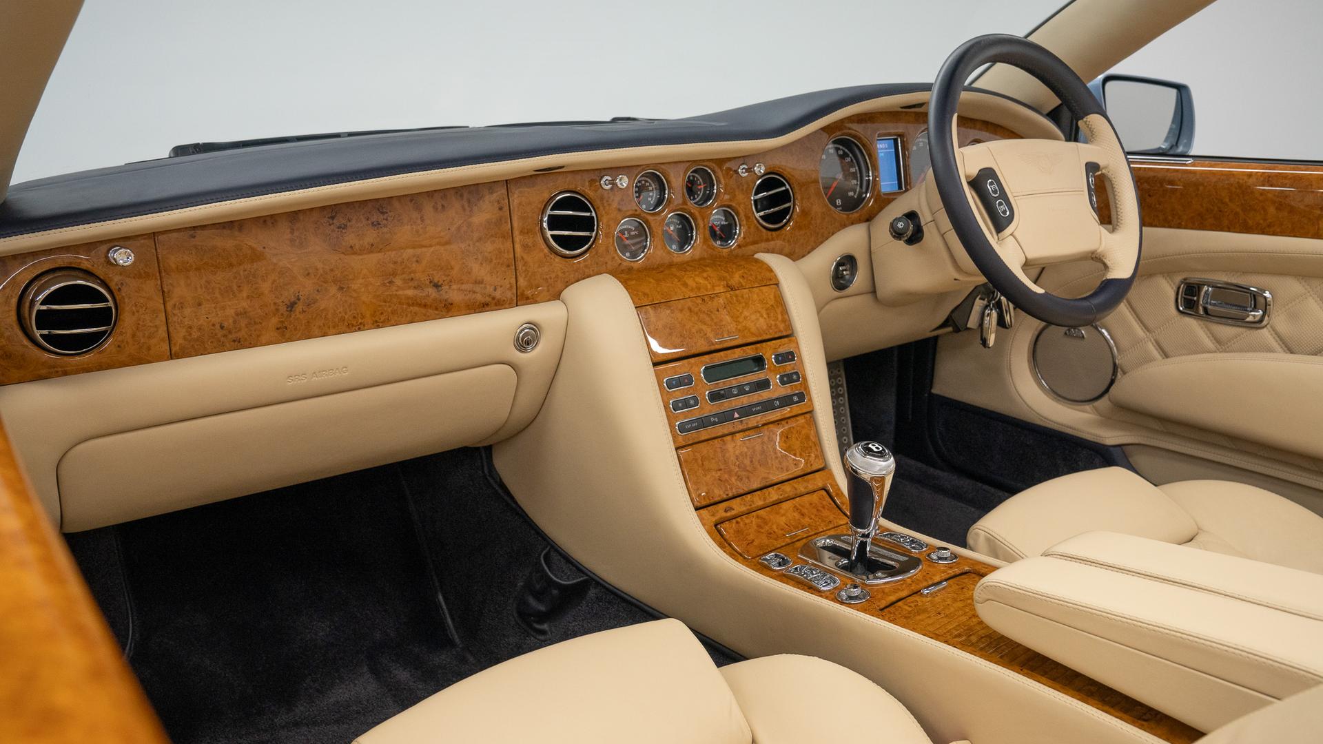 Bentley Azure T Photo d30caf0c-b474-4e97-b3e9-06e0b7dbe2c7.jpg