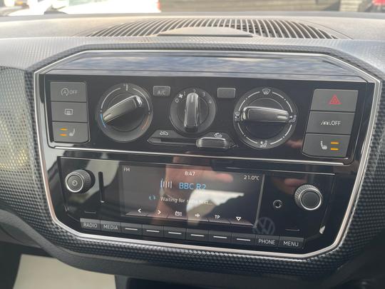 Volkswagen up! Photo d328ad7d-bbe4-48a1-ad1a-a3b72ce50a9c.jpg