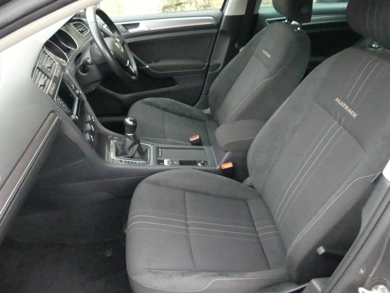 Volkswagen Golf Photo d3ac07a5-95b2-4398-8c72-b8bf380a3d1c.jpg