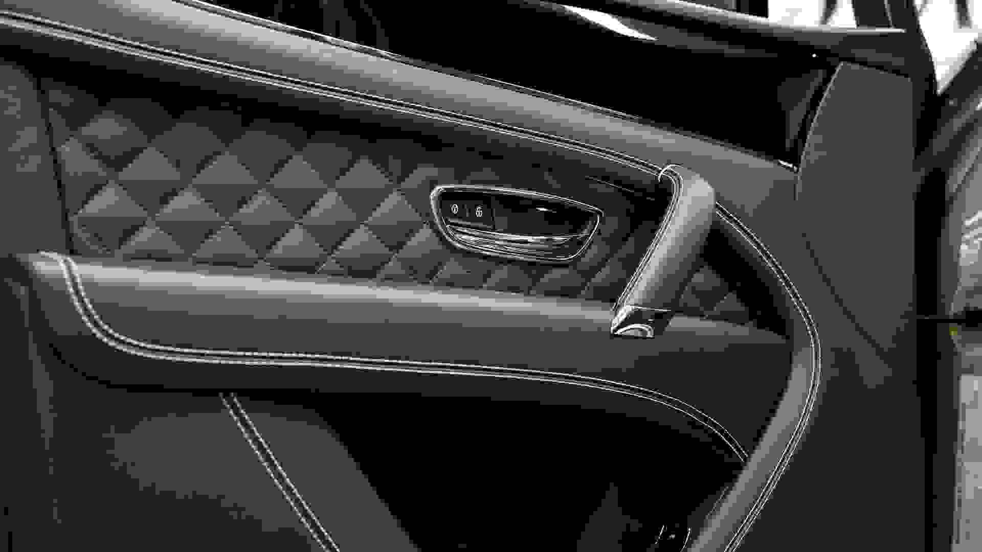 Bentley Bentayga V8 Photo d40664d7-853e-4262-a5d3-a0c84d335065.jpg
