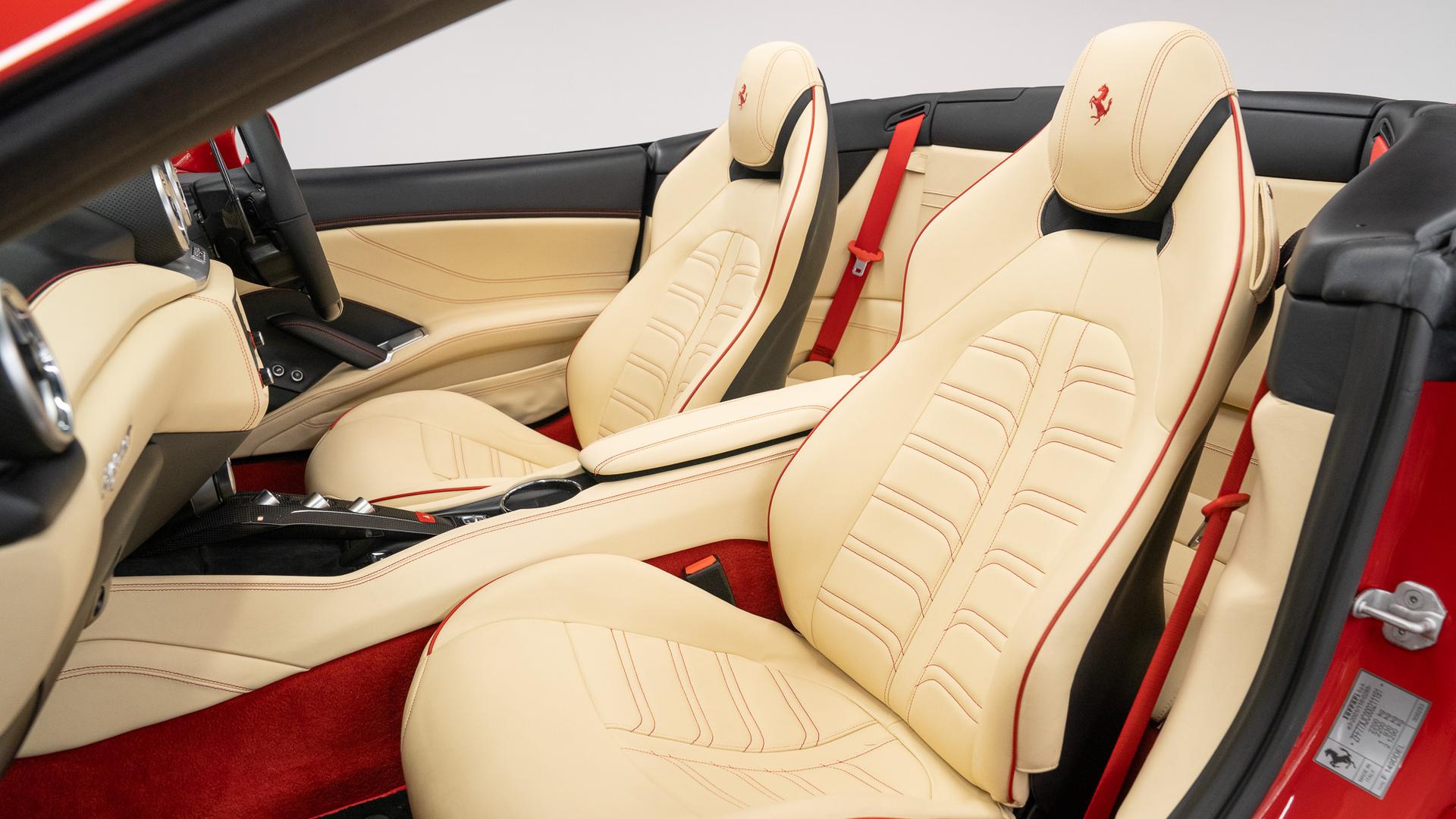 Ferrari California Photo d462be20-defb-40e1-8395-6981b796b882.jpg