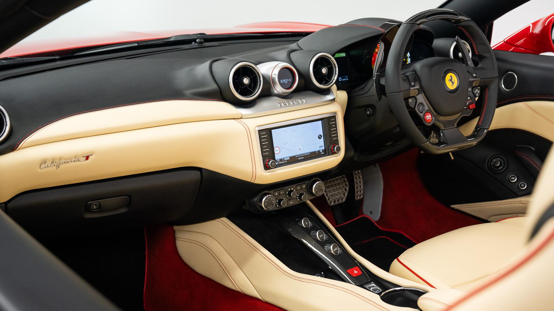 Ferrari California Photo d48ab28e-80b9-4abe-b0fa-23c601bf6ea8.jpg