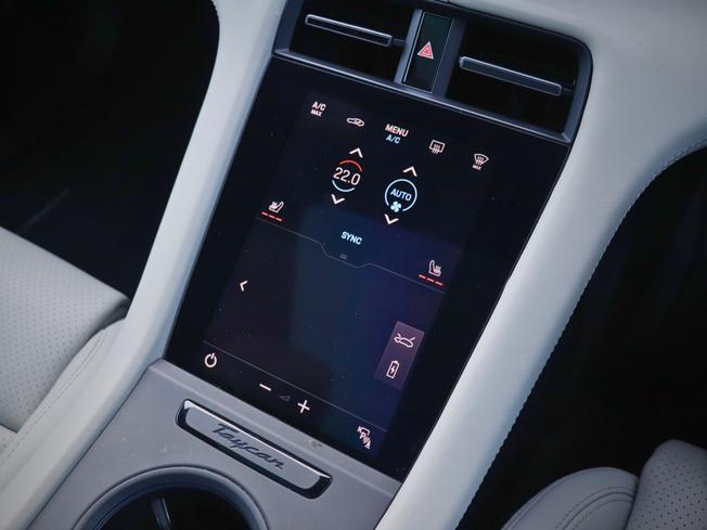 PORSCHE Taycan Photo 26
