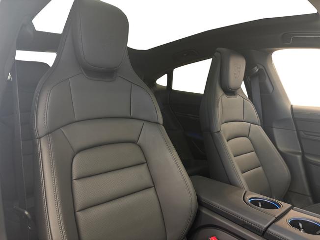 PORSCHE Taycan Photo 14