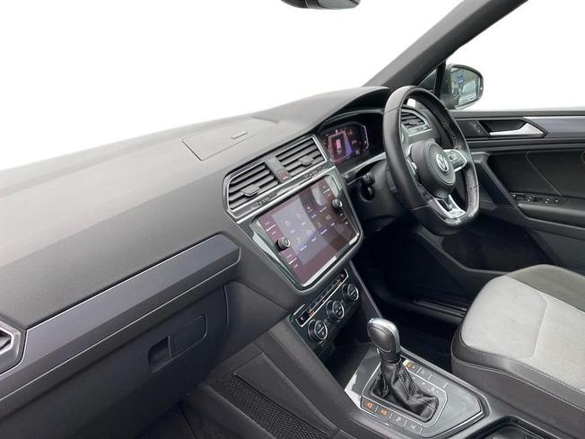 VOLKSWAGEN Tiguan Photo 8