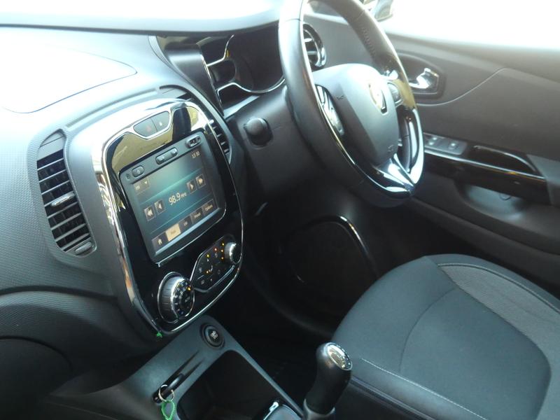 Renault Captur Photo d5322b26-955a-4c49-8fa3-1783364efaa8.jpg