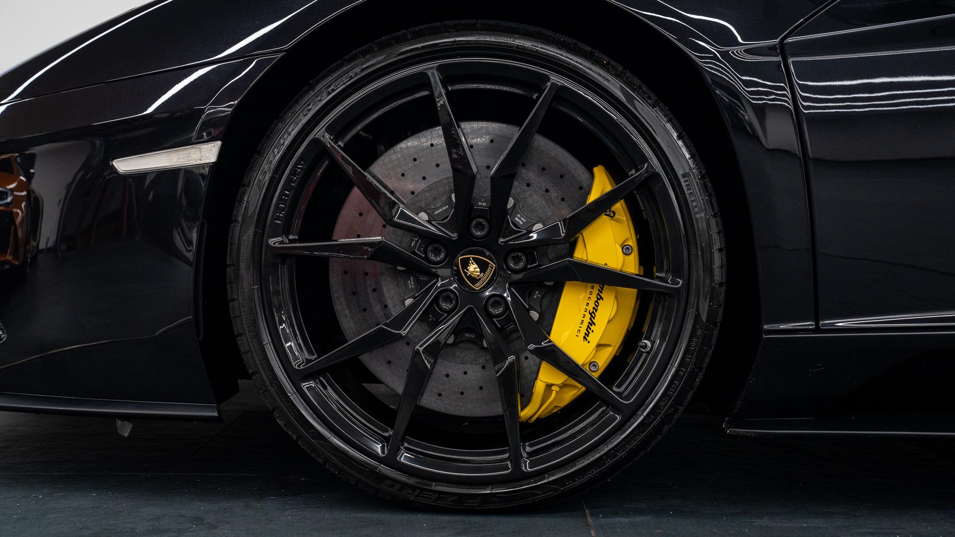 LAMBORGHINI Aventador Photo d58b10cc-daec-495f-b940-cc660869c8be.jpg