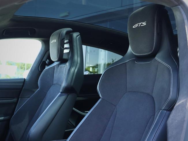 PORSCHE Taycan Photo 27