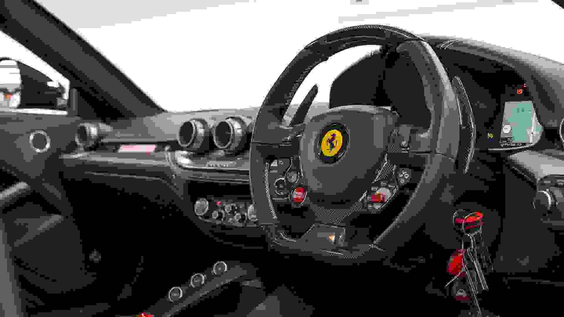 Ferrari F12 Photo d64c625c-2fbb-43a0-9108-3d87363e4556.jpg