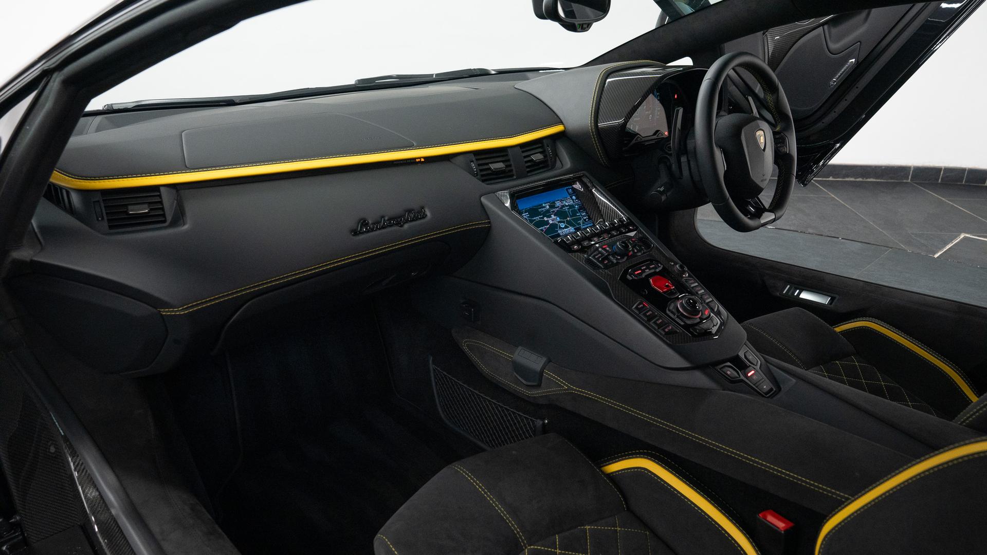 LAMBORGHINI Aventador Photo d64ff9d9-710a-4306-aa82-2ef4edc36940.jpg