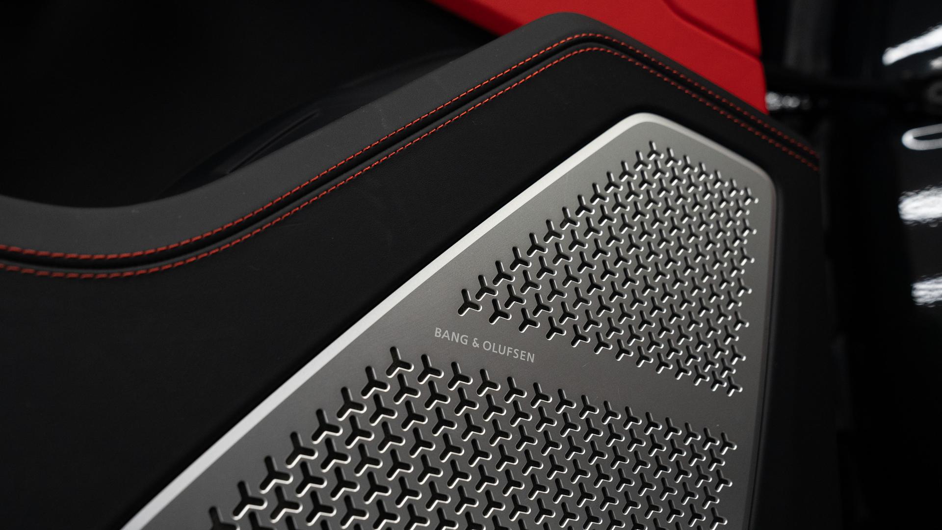 LAMBORGHINI Urus Photo d675f052-093c-4e86-a514-19232b4f615a.jpg