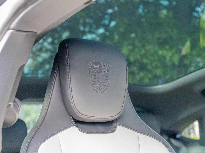 PORSCHE Taycan Photo 12