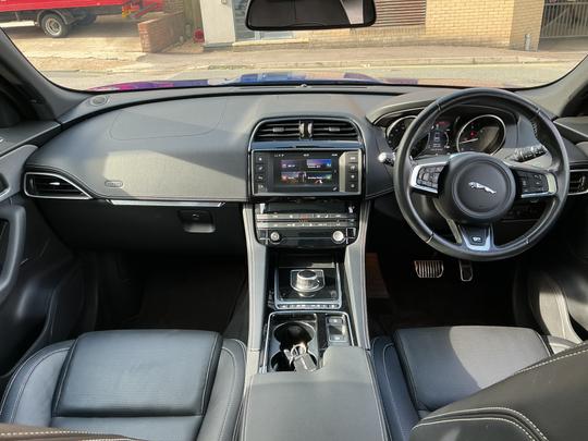 Jaguar F-PACE Photo 38