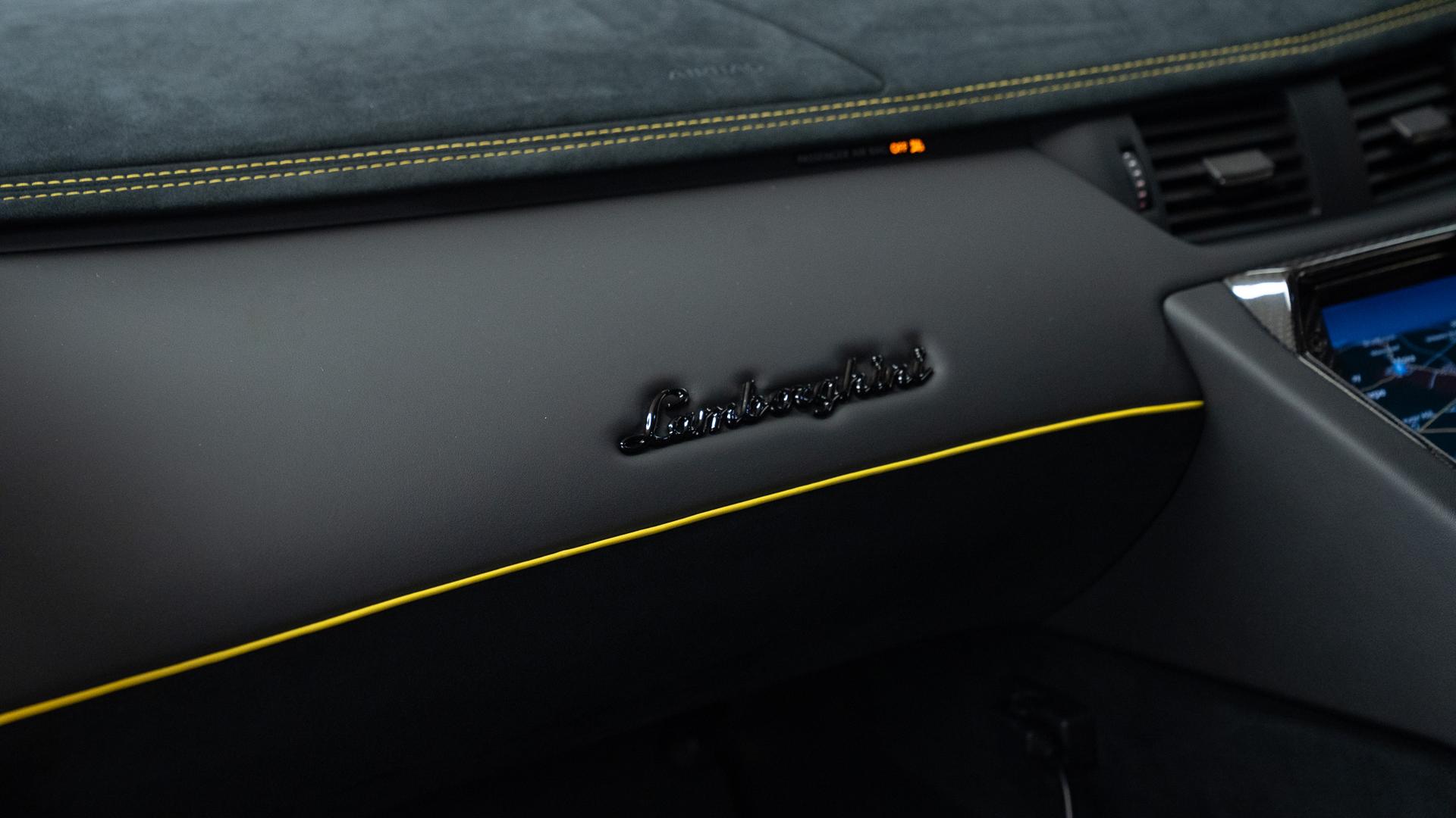 LAMBORGHINI Aventador Photo d6a5d6c2-4469-4ee8-9a46-2053e018f9bc.jpg
