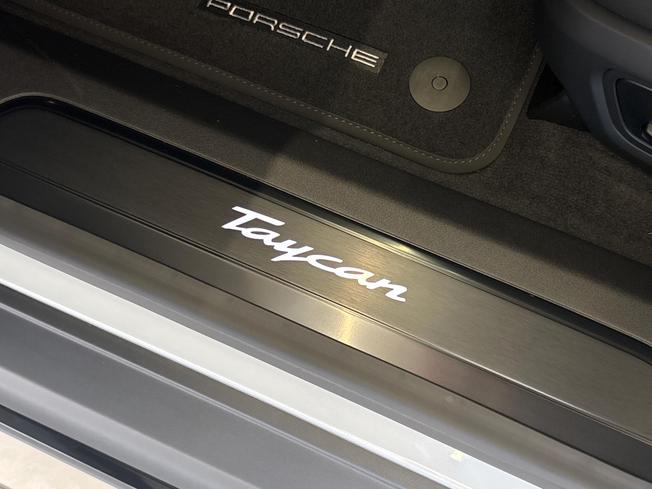 PORSCHE Taycan Photo 30