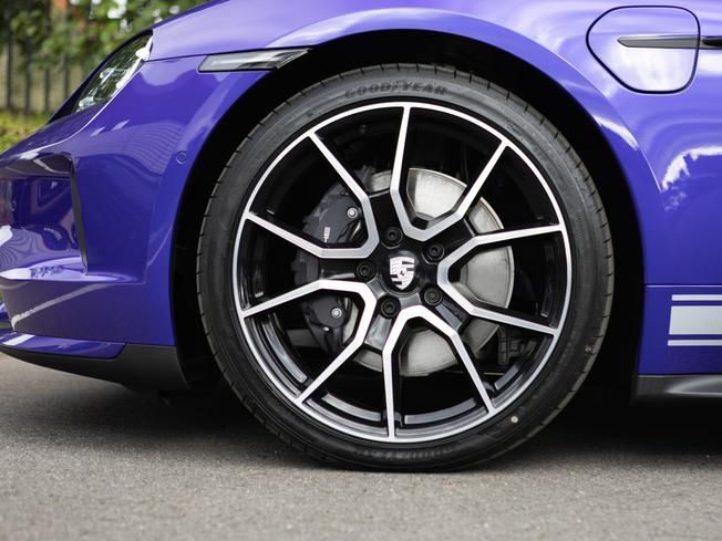 PORSCHE Taycan Photo 4