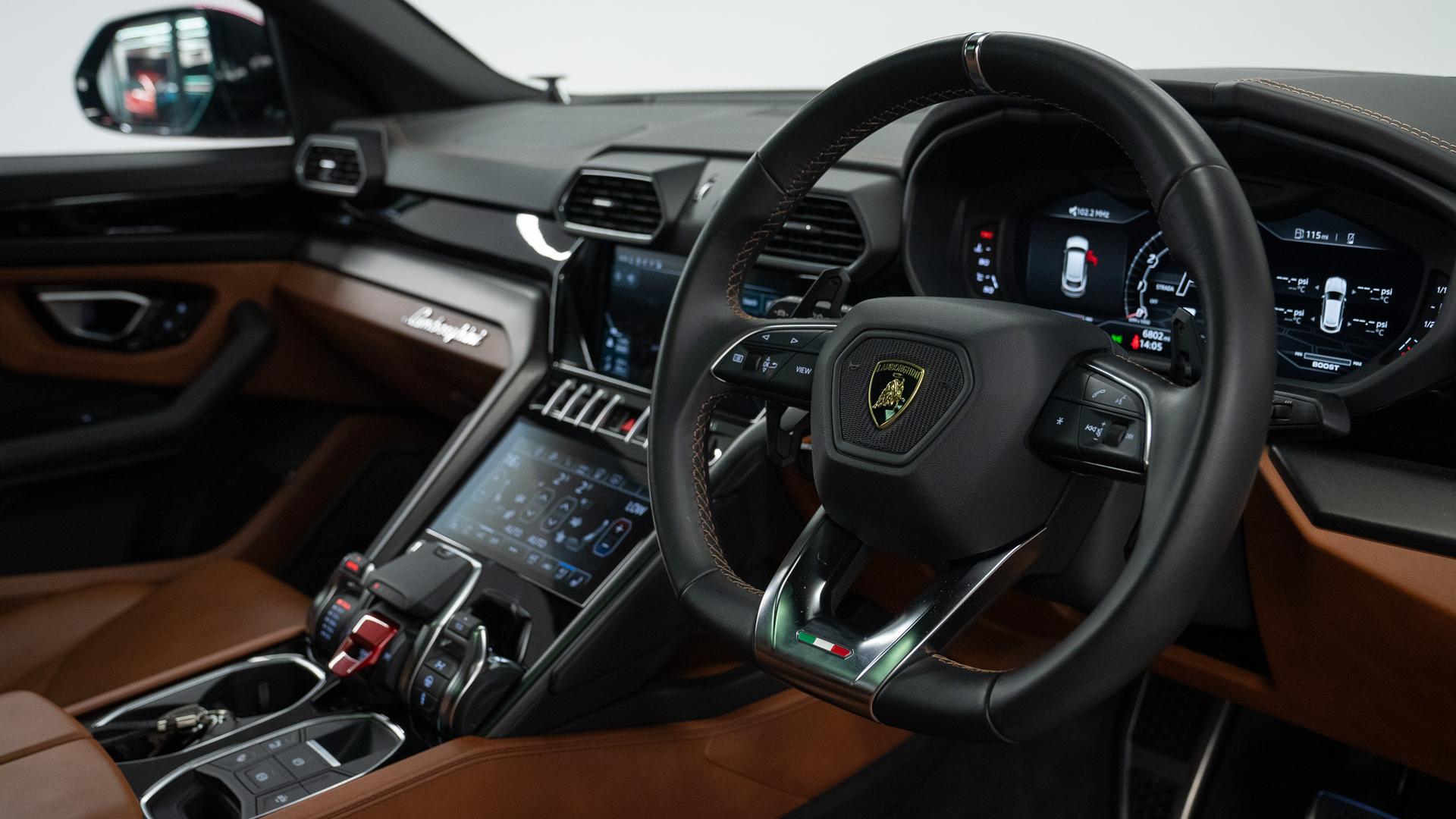 LAMBORGHINI Urus Photo d8647a75-39c8-4f7d-b544-77676dc9725b.jpg