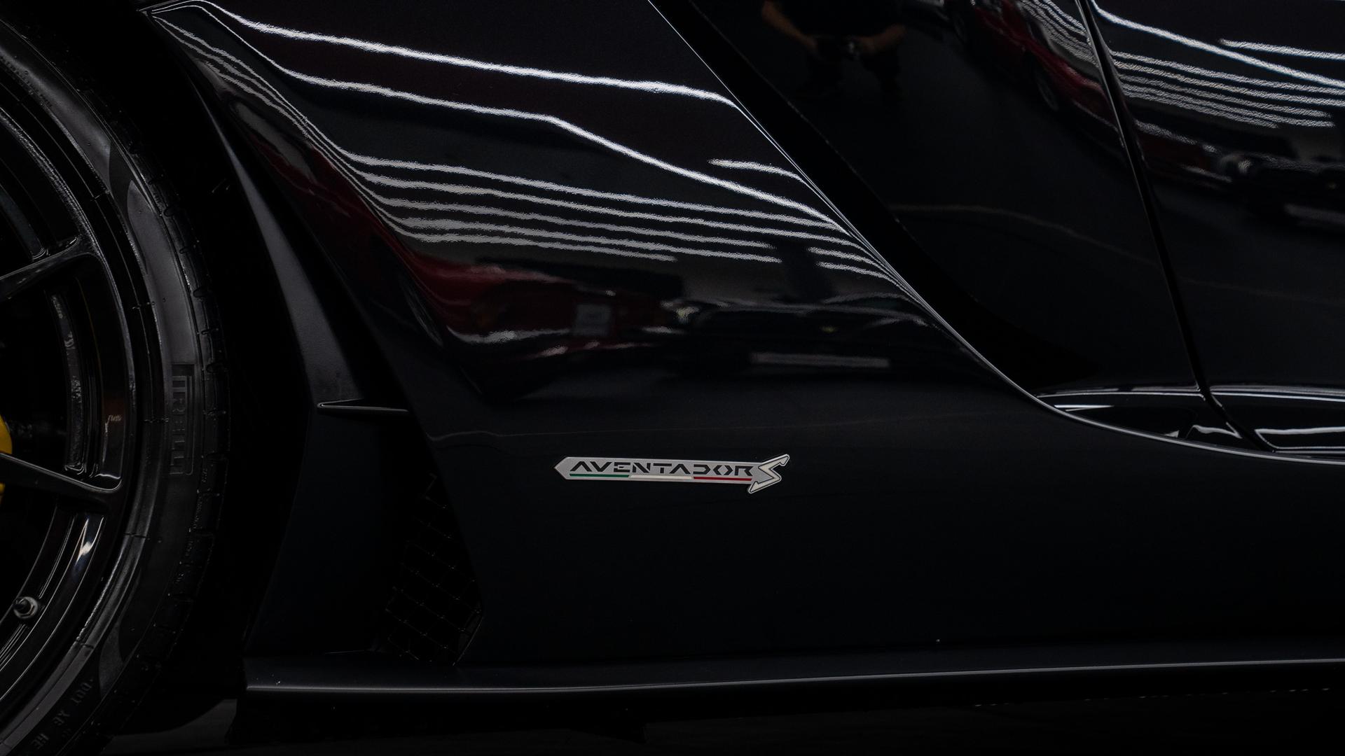 LAMBORGHINI Aventador Photo d8719c9c-7c5c-4bc2-bc91-2f437b6fce35.jpg