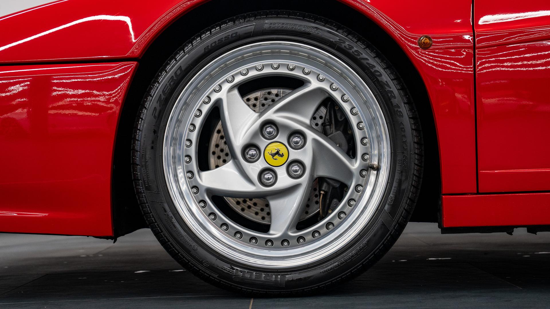 Ferrari 512 Photo d8c13b7f-a7d5-490f-8e04-67e2d6f34adc.jpg